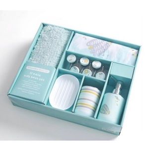 NWT - Super Cute Bubblebee Bath Co 17pc Kids Bath Set.